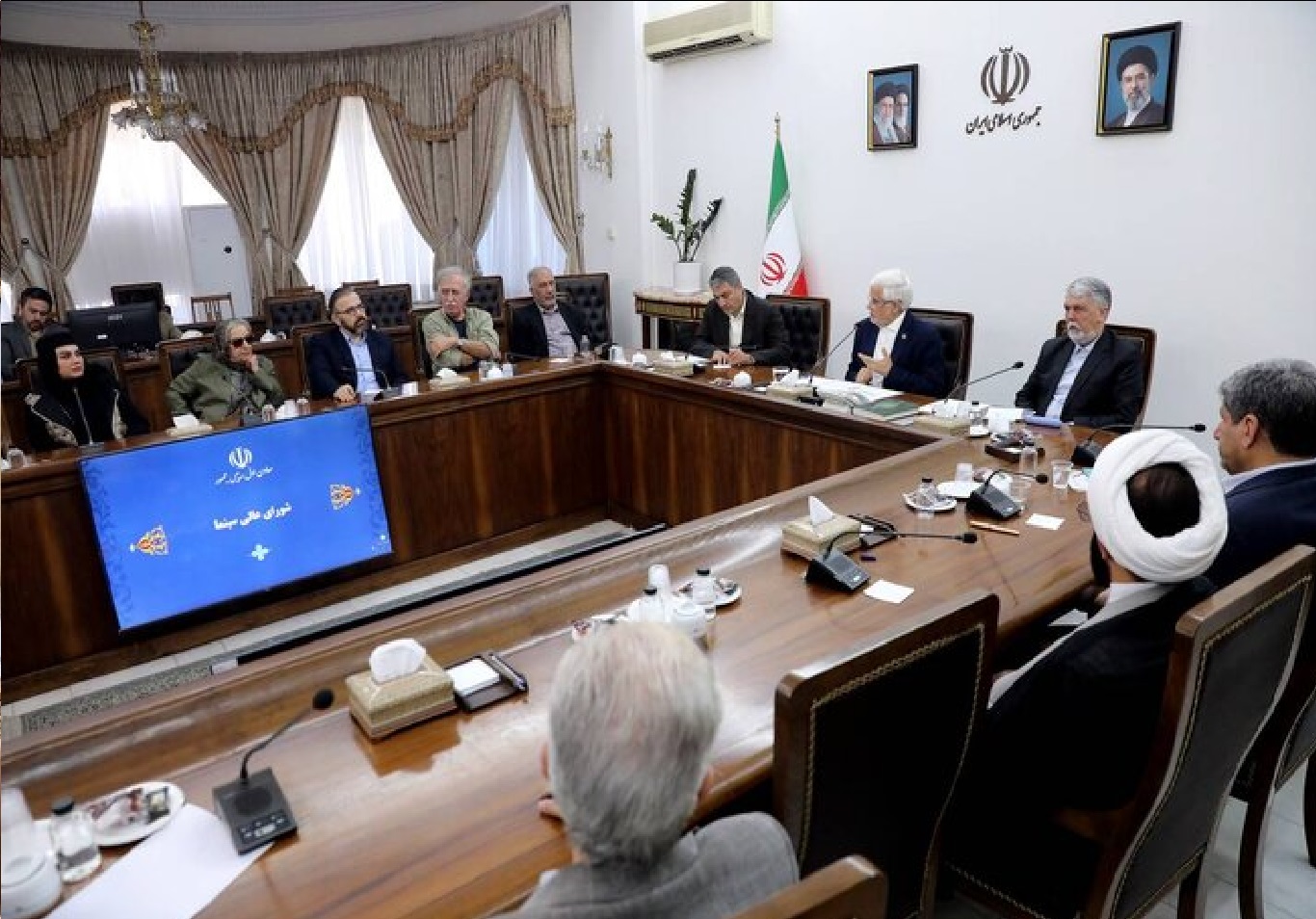 عارف: هیچ کالایی نیست که نتوانیم وارد کشور کنیم/ سینماگران عظمت ملت ایران را به تصویر بکشند