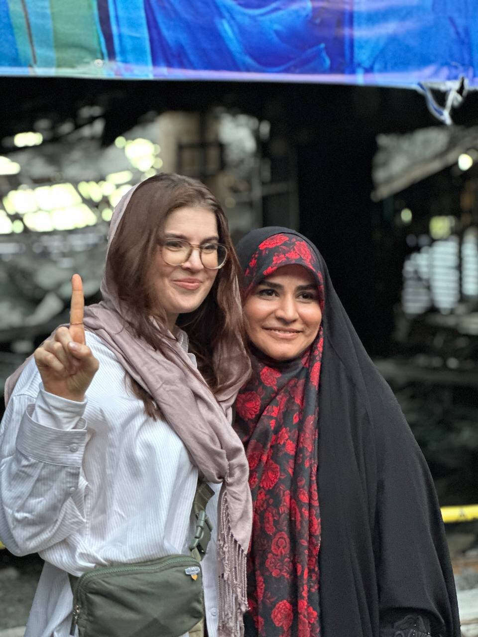 عکس یادگاری خبرنگار آمریکایی با سحر امامی مقابل ساختمان شیشهای صدا و سیما 2