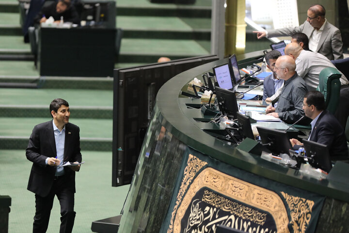 تصویری جالب از سلام نظامی یک نماینده در مجلس + عکس 2