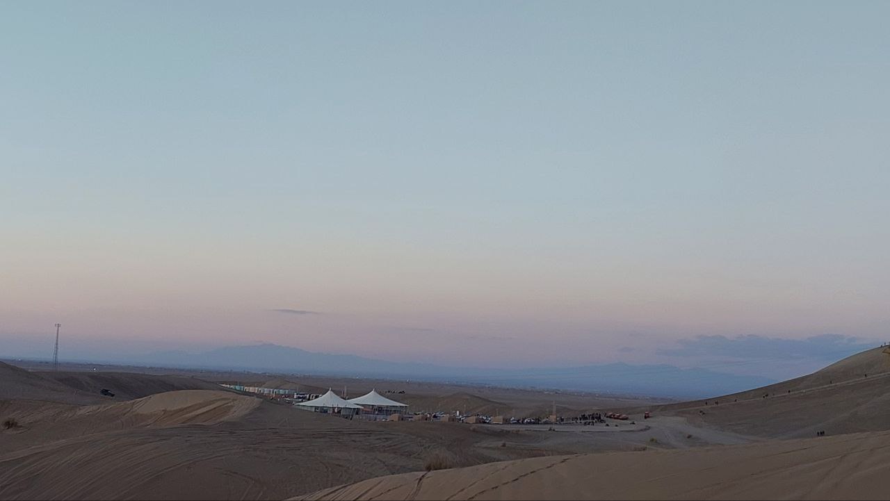 شهری سفید با رمل‌های طلایی 8