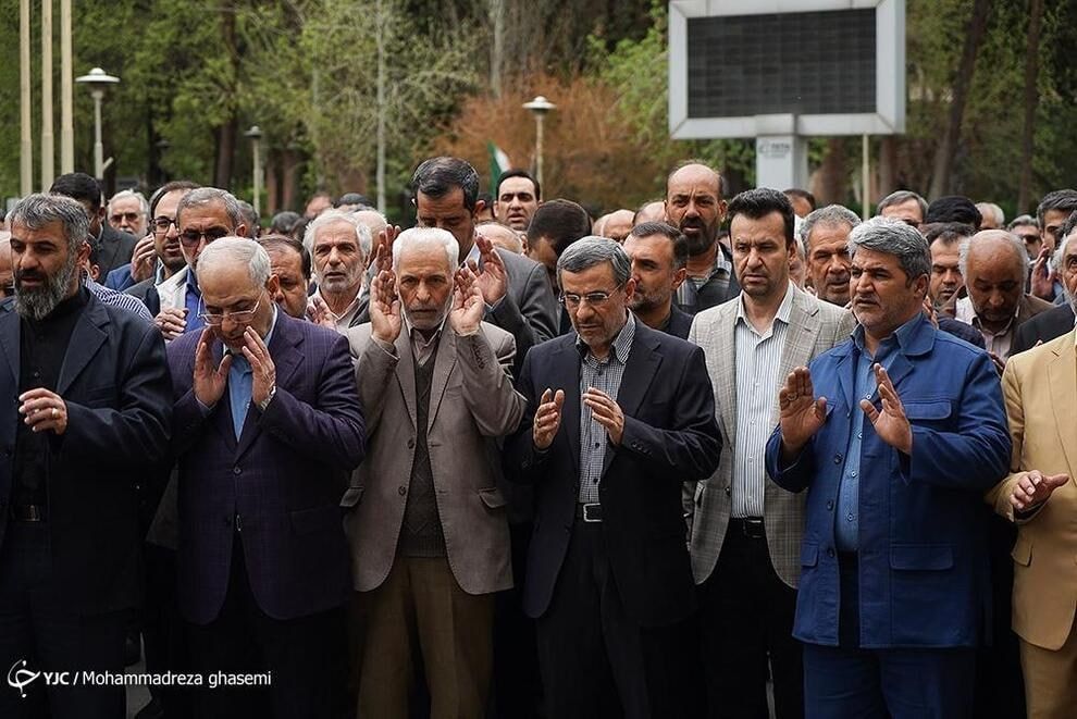 عکس/ محمود احمدی‌نژاد زیر تابوت وزیر فوت شده‌اش