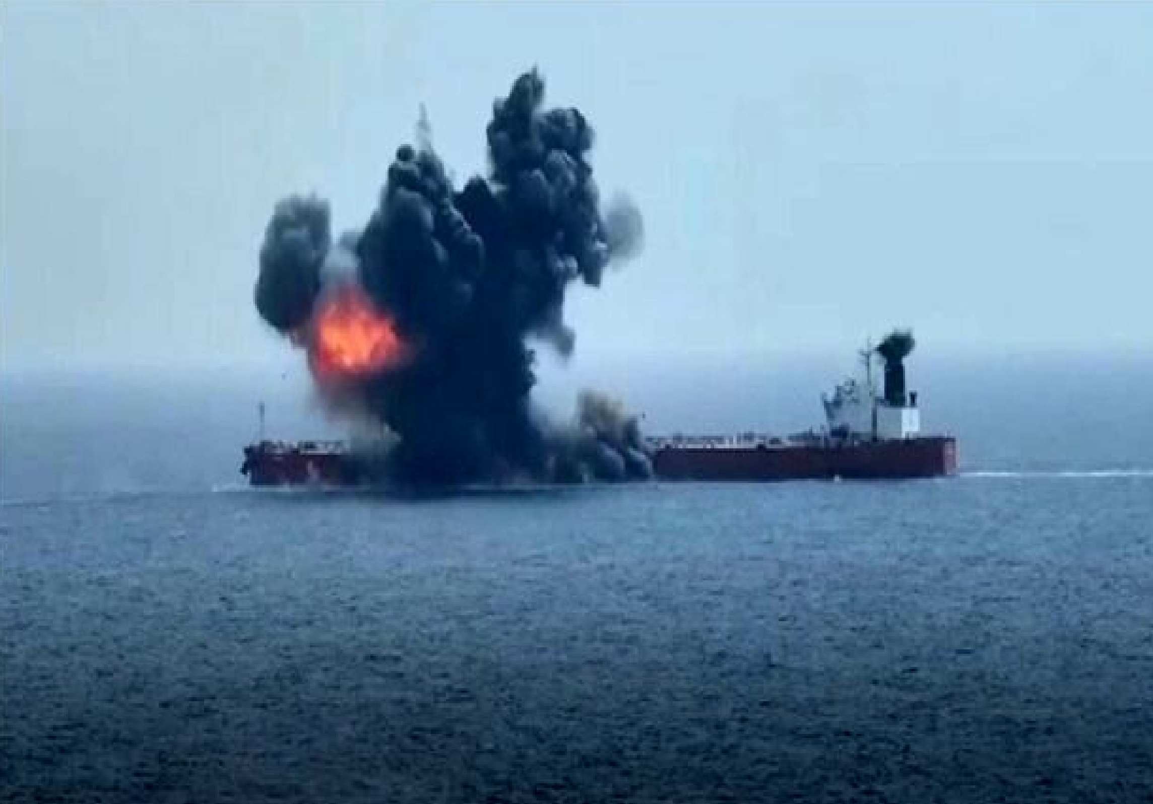 حادثه امنیتی در سواحل یمن/ یک نفتکش هدف قرار گرفت