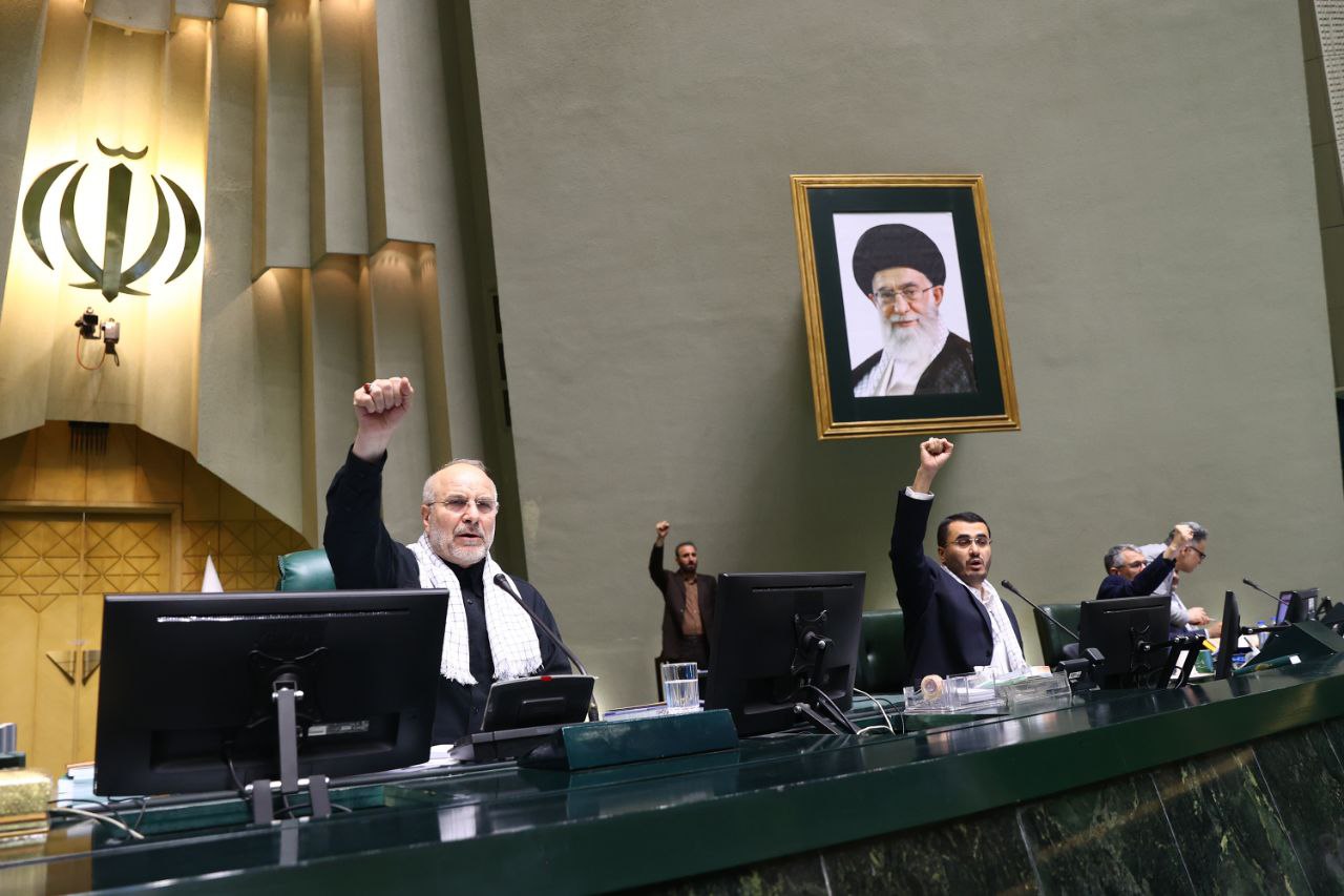 حضور پزشکیان در مجلس بعد از حمله اسرائیل به ایران / رئیس جمهور و نمایندگان با ظاهری متفاوت + تصاویر 2