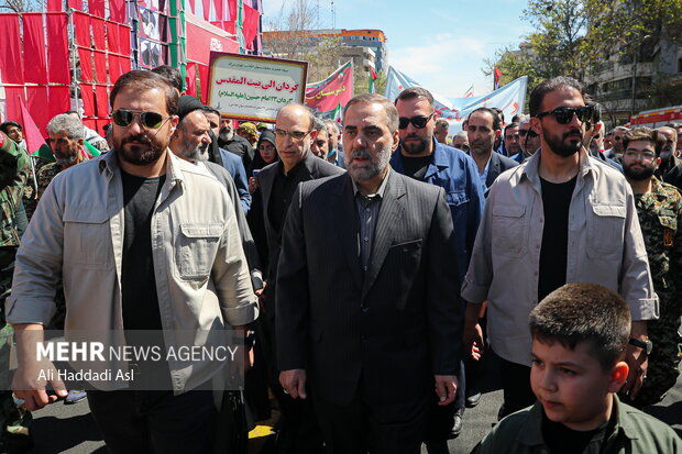 امیر سرتیپ محمد رضا آشتیانی وزیر دفاع در رئیس سازمان انرژی اتمی در راهپیمایی روز قدس