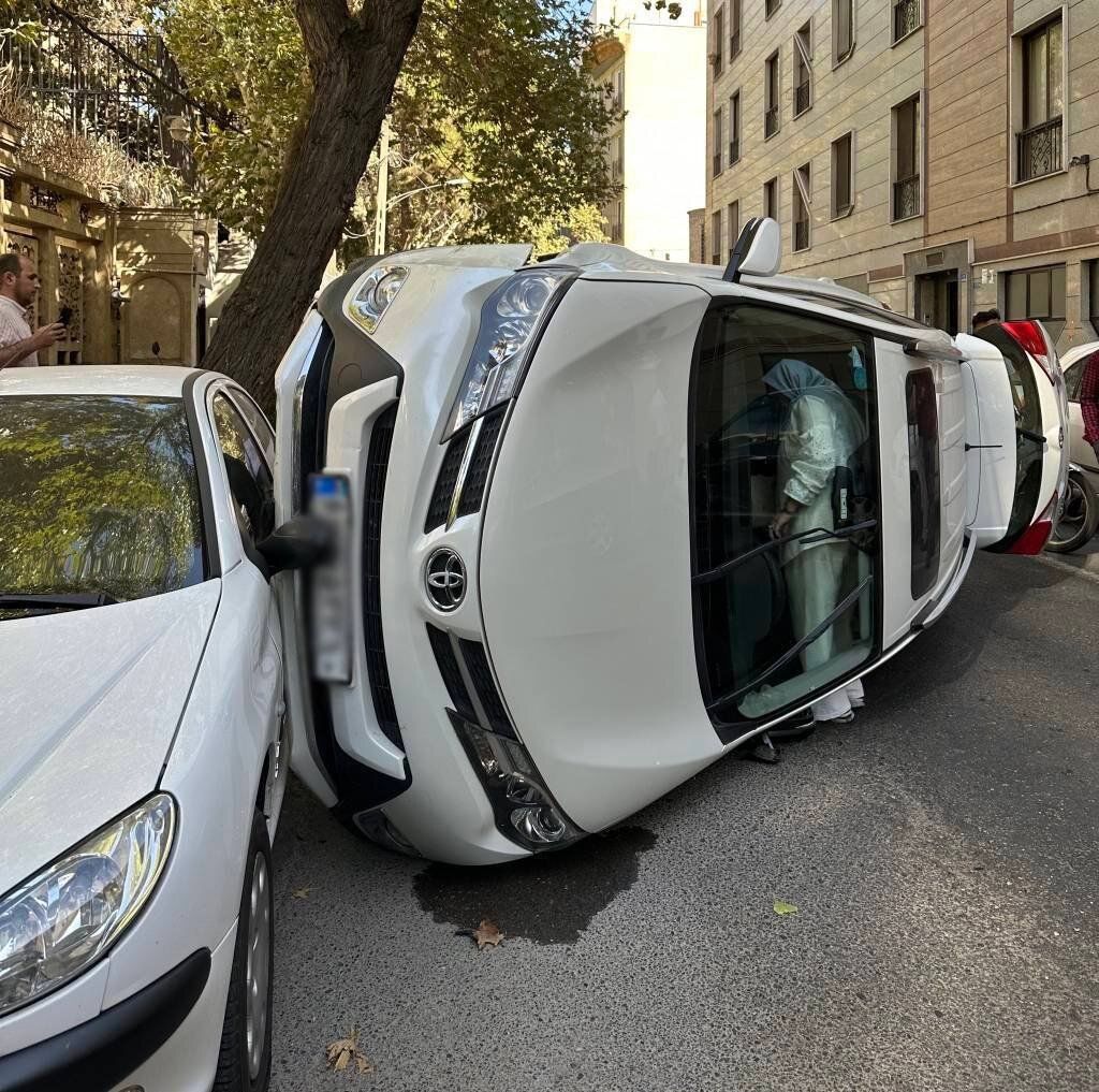عکس | چپ شدن یک خودرو تویوتا در تهران و وضعیت عجیب راننده!