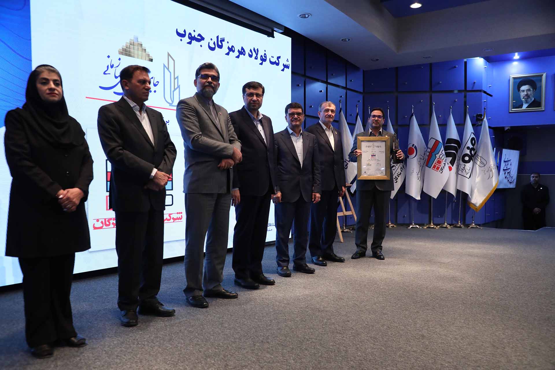 فولاد هرمزگان موفق به کسب تندیس سیمین شد/ حرکت به سوی بلوغ سازمانی؛ راهبرد فولاد هرمزگان در مسیر تعالی