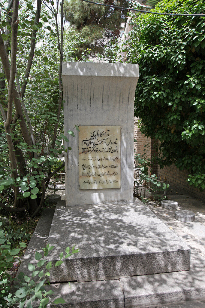 متفاوت‌ترین گورستان تهران؛ چه‌کسانی این‌جا دفن هستند؟/ عکس