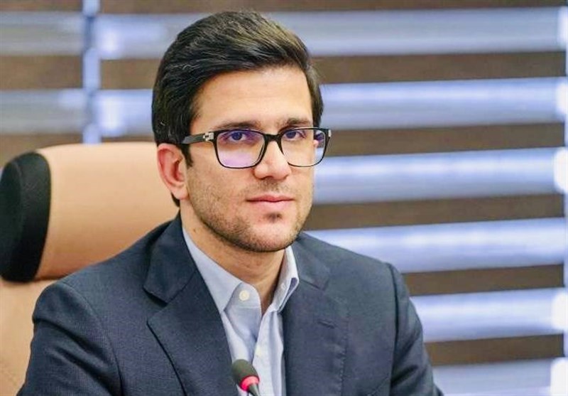معاون وزیر نفت: تاکسی‌های اینترنتی از تبعات افزایش نرخ بنزین مصون می‌مانند/ افزایش تعرفه واردات خودروهای برقی و هیبریدی صحت دارد؟