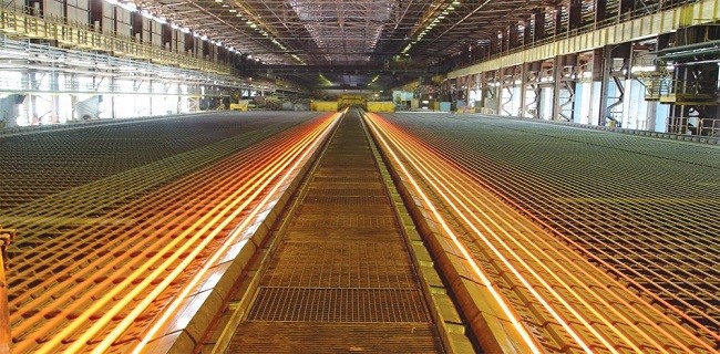 کارخانه ذوب آهن از تجهیزات پیشرفته ای برای تولید محصولات فولادی استفاده می کند.