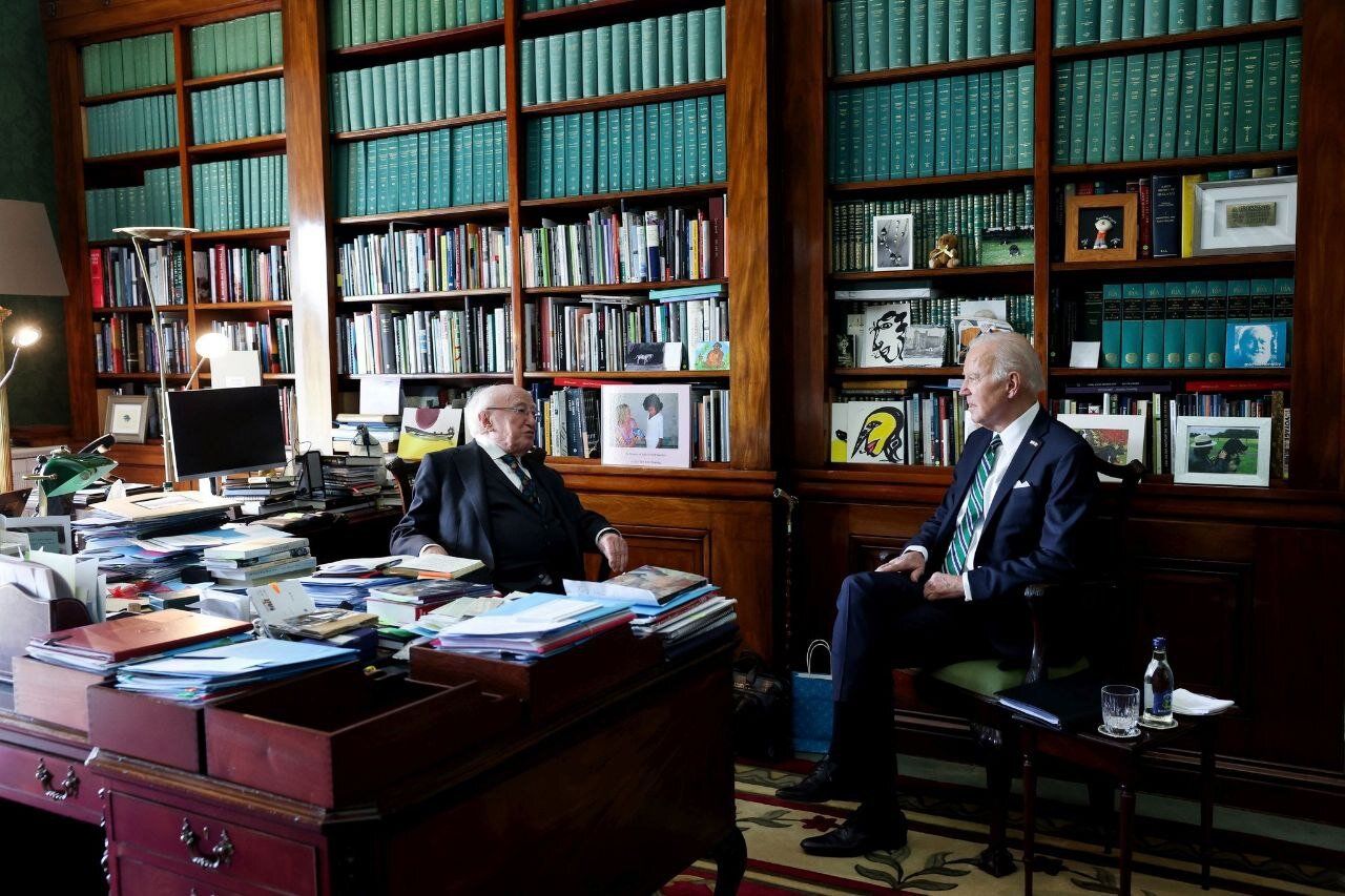 عکس | تصویری عجیب از میزکار رییس‌جمهور ایرلند در دیدار با بایدن