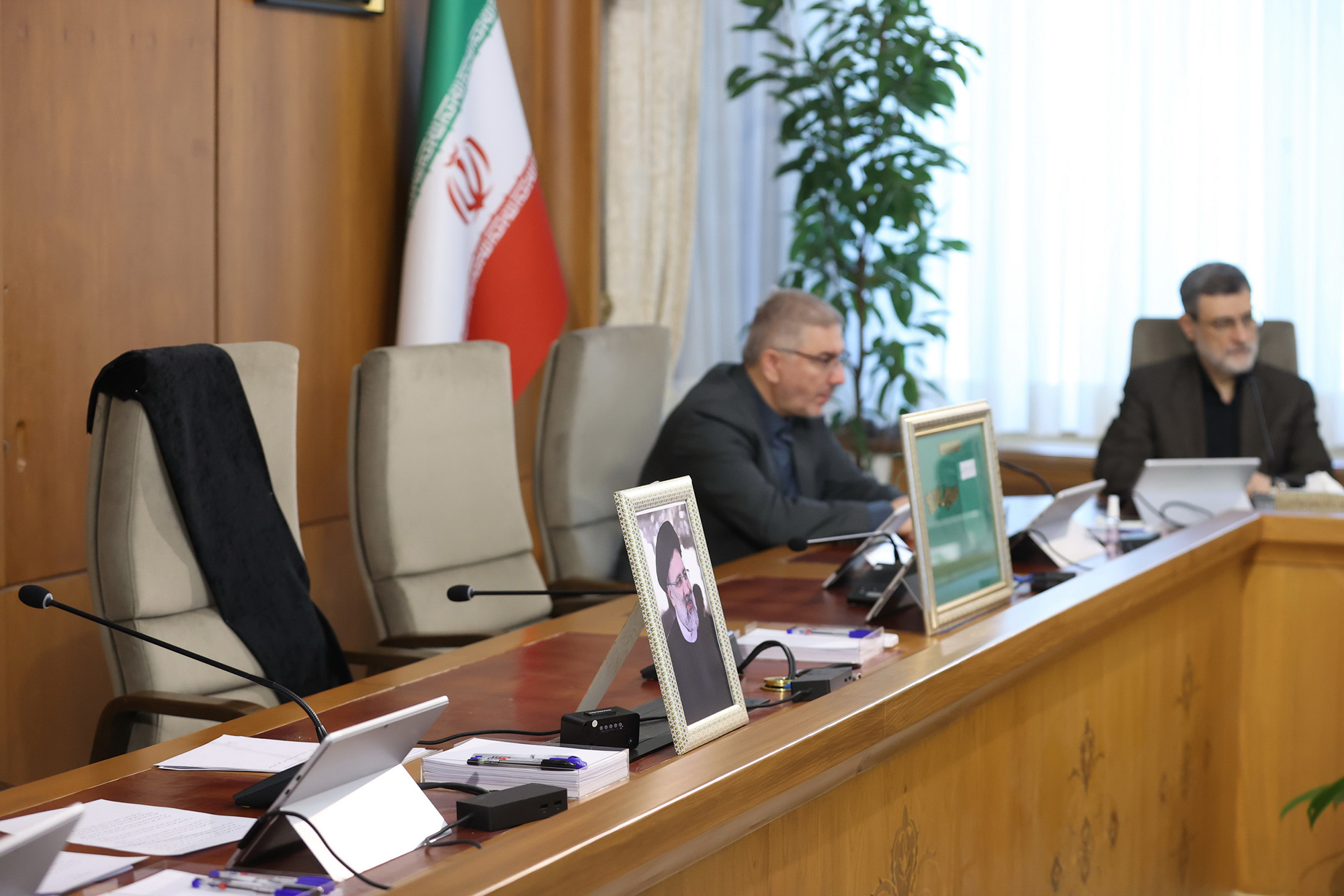 قاب عکس ابراهیم رئیسی و حسین امیرعبداللهیان در جلسه هیأت دولت + عکس 2