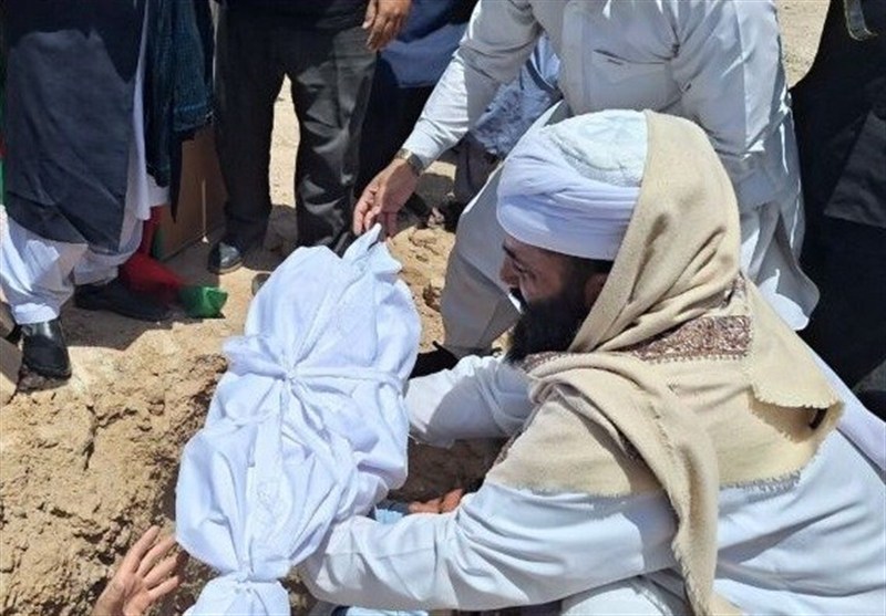 تصاویر سوزناک از خاکسپاری پیکر نوزاد شهید در زاهدان + عکس 2