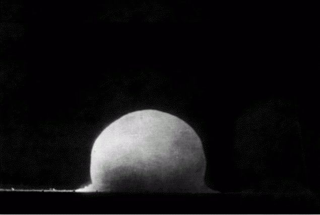 شکل عجیب نخستین بمب اتمی جهان که در آمریکا منفجر شد/ عکس