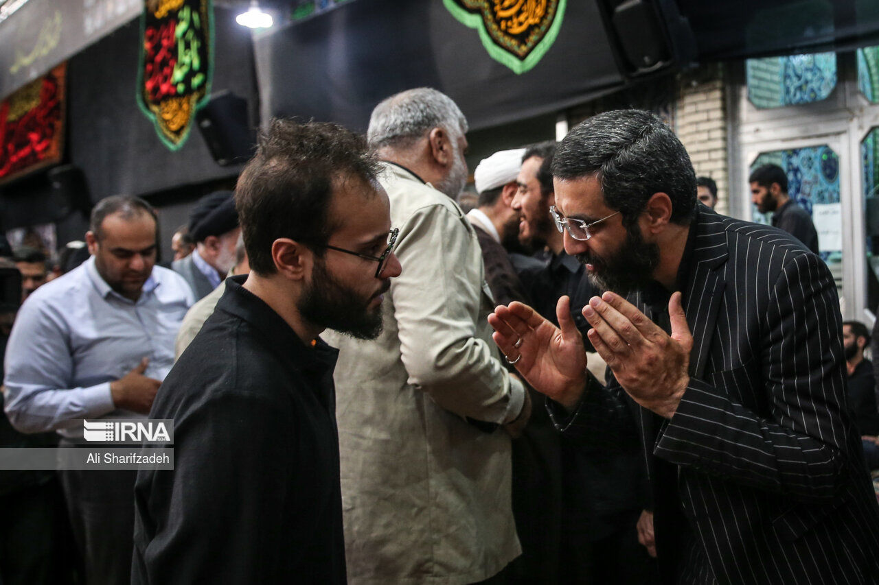 عکسی از پسر سردار سلیمانی در ختم مادر مداح معروف 3