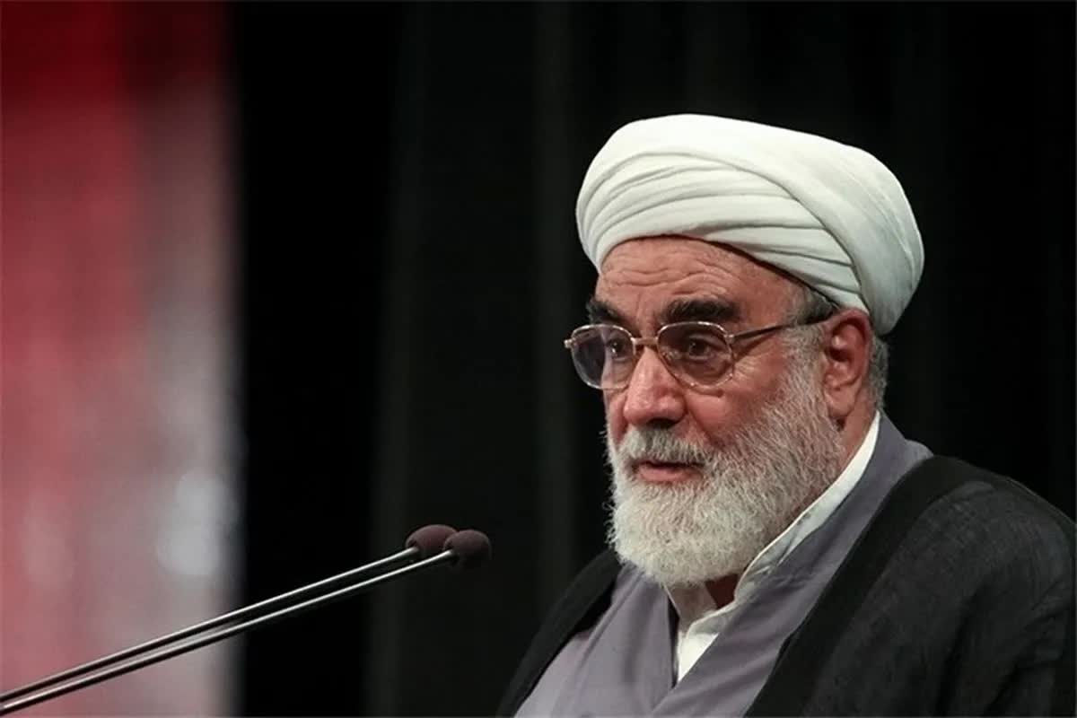 عکسی از حجت الاسلام محمدی گلپایگانی در مراسم اقامه نماز بر پیکر رهبر شهید