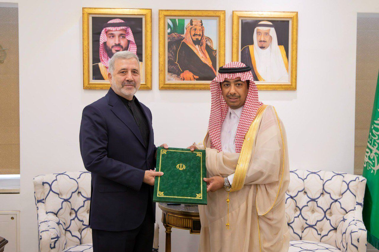 سفیر ایران استوارنامه خود را به مقام سعودی تحویل داد/عکس
