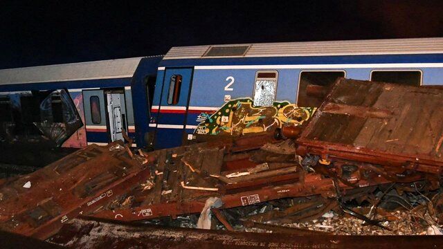 تصادف مرگبار دو قطار با یکدیگر در یونان با ۱۱۷ کشته و زخمی/ عکس