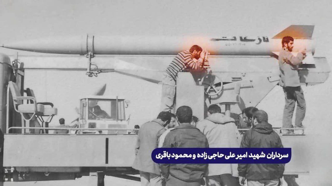 تصویری منتشر نشده از شهیدان حاجیزاده و باقری در کنار اولین راکت بومی ایران 2