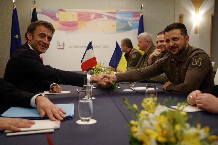 103091971-topshot-ukraines-president-volodymyr-zelensky-r-shakes-hands-with-frances-president-em