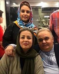 عکسی جالب و دیده نشده از اکبر عبدی که این روزها بخاطر حواشی تبلیغ فیلم فسیل اسمش بر سر زبانها افتاده در کنار همسرش منتشر شد.