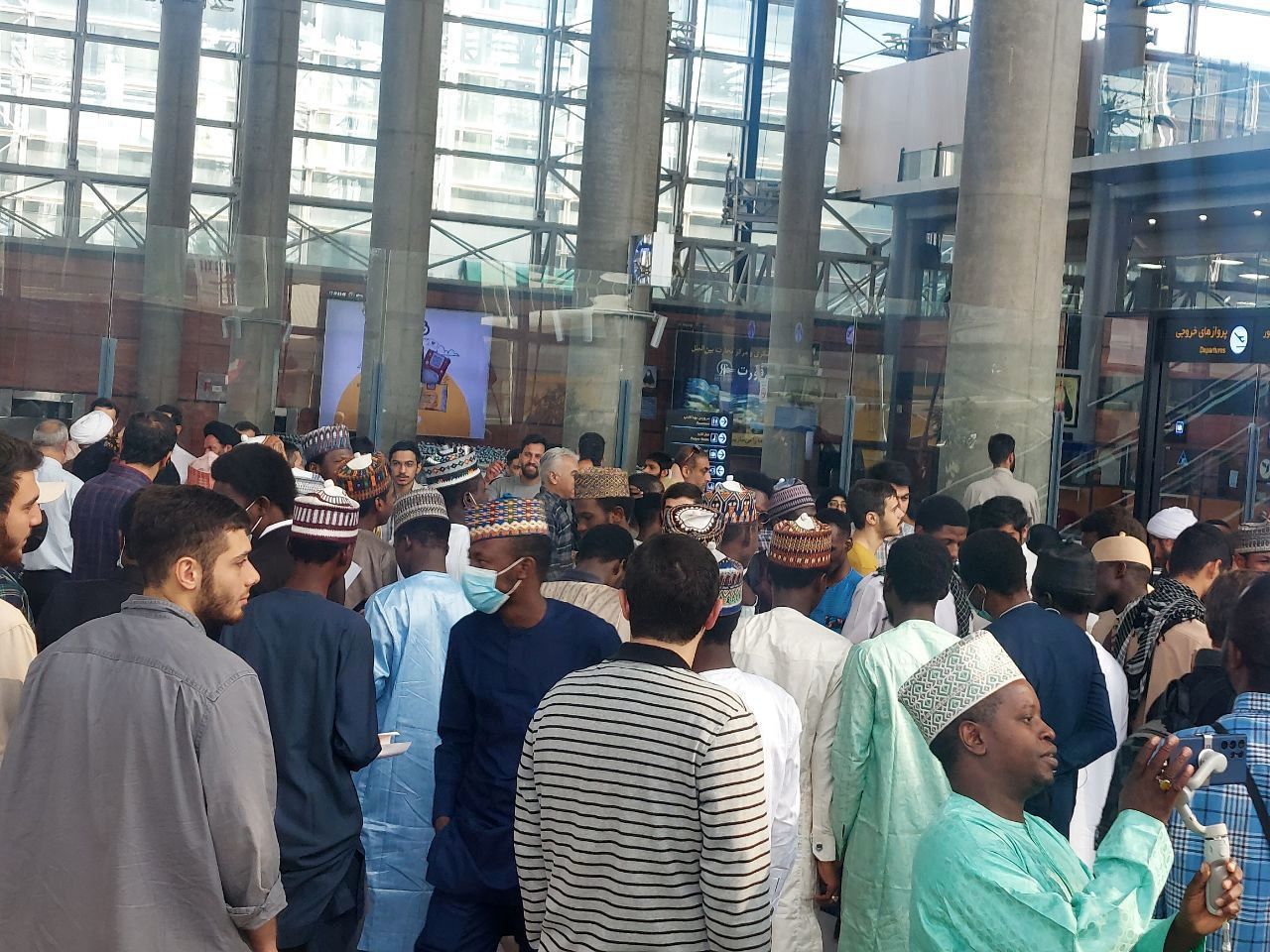 استقبال مردمی از شیخ زکزاکی در بدو ورود به تهران 6