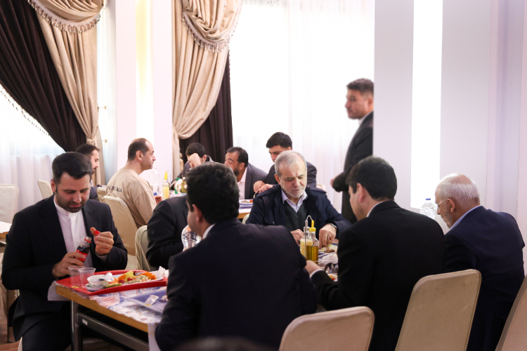 ناهار خوردن پزشکیان با کارکنان ریاست جمهوری + عکس 4