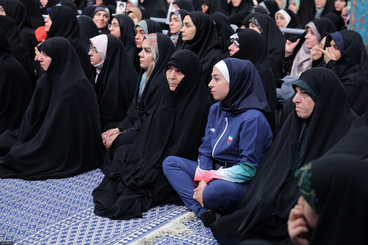 قاب‌هایی از دیدار رهبر انقلاب با زنان و دختران 9