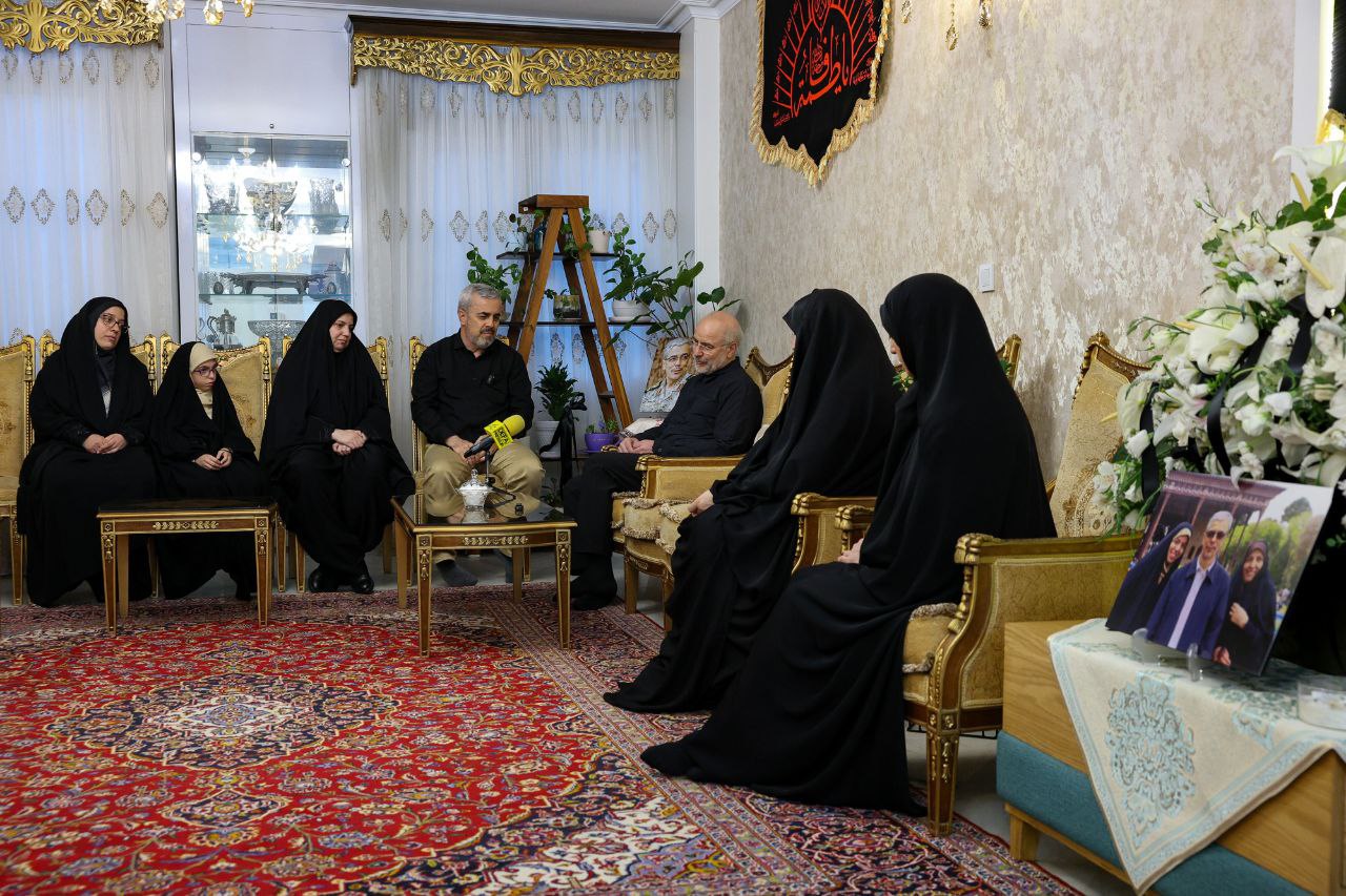 تصاویر قالیباف از دیدار با دو دختر و برادر سپهبد شهید باقری 3