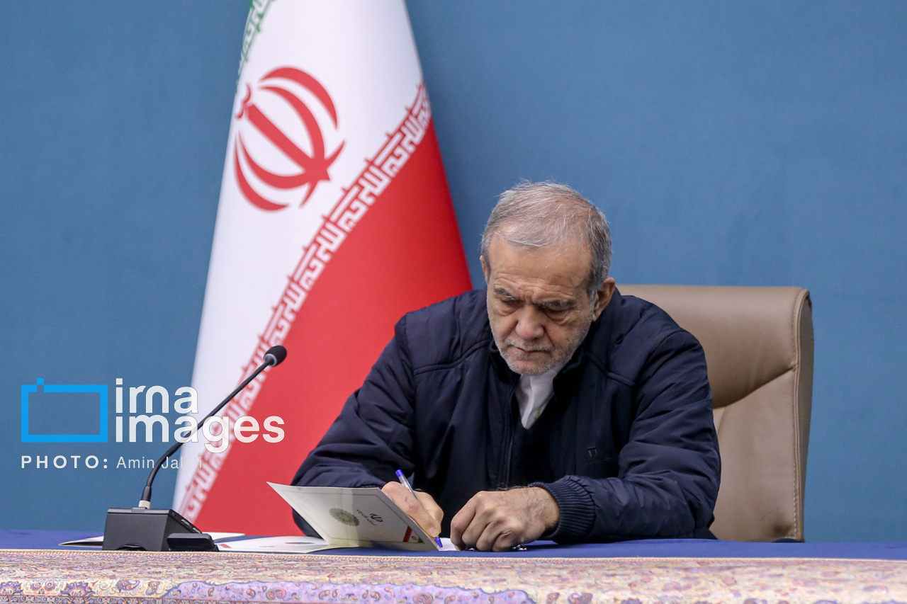پزشکیان پیراهن تیم ملی فوتبال ایران را امضا کرد +عکس