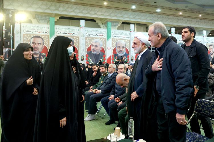 اشک ها و لبخندها در بزرگداشت شهید قاسم سلیمانی + عکس 8