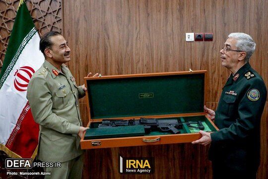 اسلحه‌های اهدایی فرمانده ارتش پاکستان به سرلشکر باقری رئیس ستادکل و سرلشکر سلامی فرمانده کل سپاه
