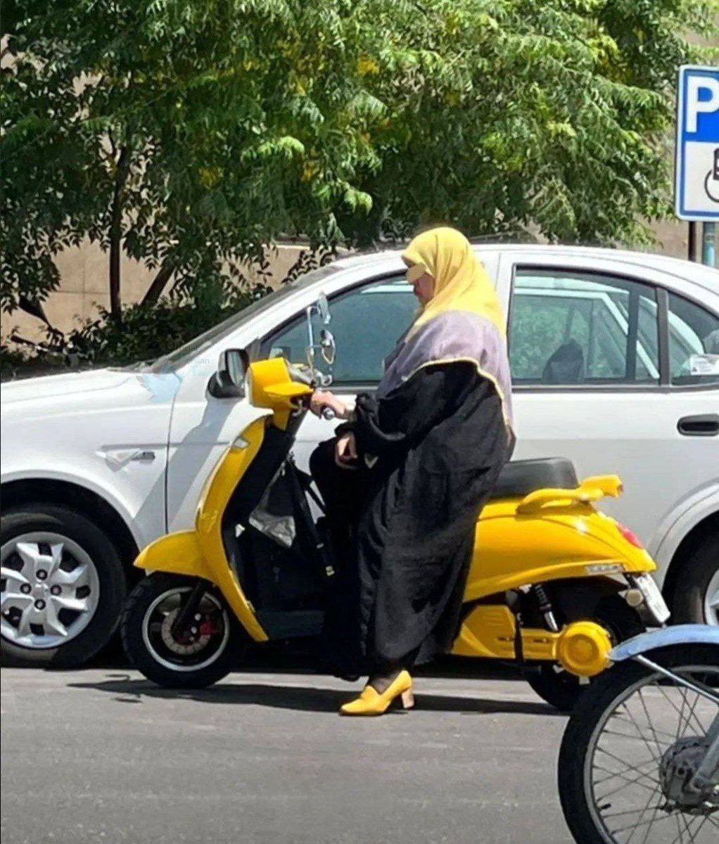 تصویری جالب از یک موتورسوار زن؛ ست کردن رنگ شال موتور و کفش/ عکس