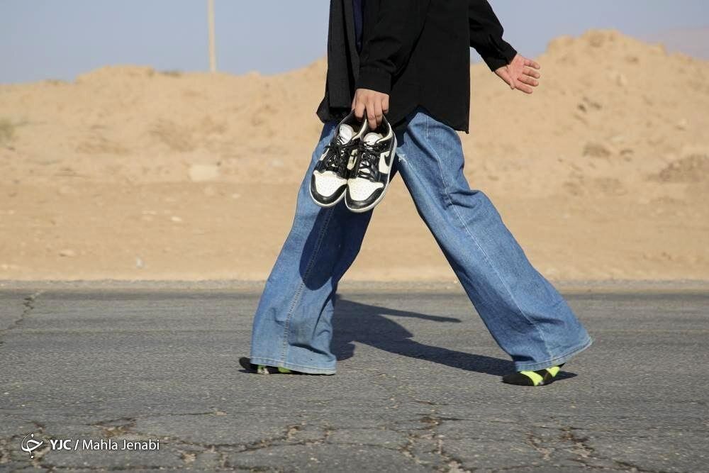 عکس | پیاده‌روی یک دختر در روز اربعین با پای پیاده در کرمان