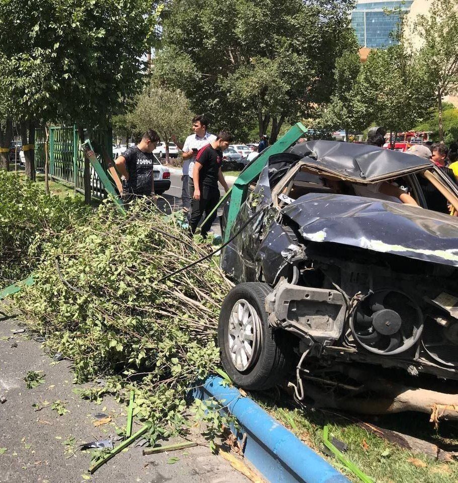 عکس | تصادف وحشتناک یک سمند با حفاظ مسیر جاده در تبریز