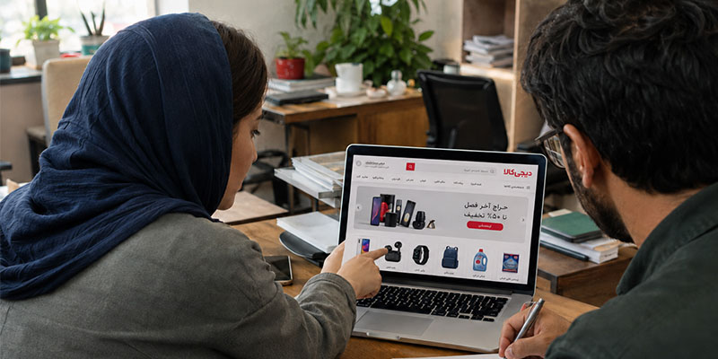 تیم بازاریابی در حال بررسی علت فروش بالای دسته ای از محصولات در سایت دیجی کالا