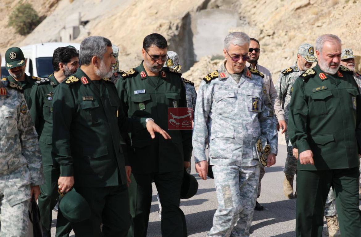 قابی از بازدید فرماندهان شهید سپاه از مناطق موشکی 2