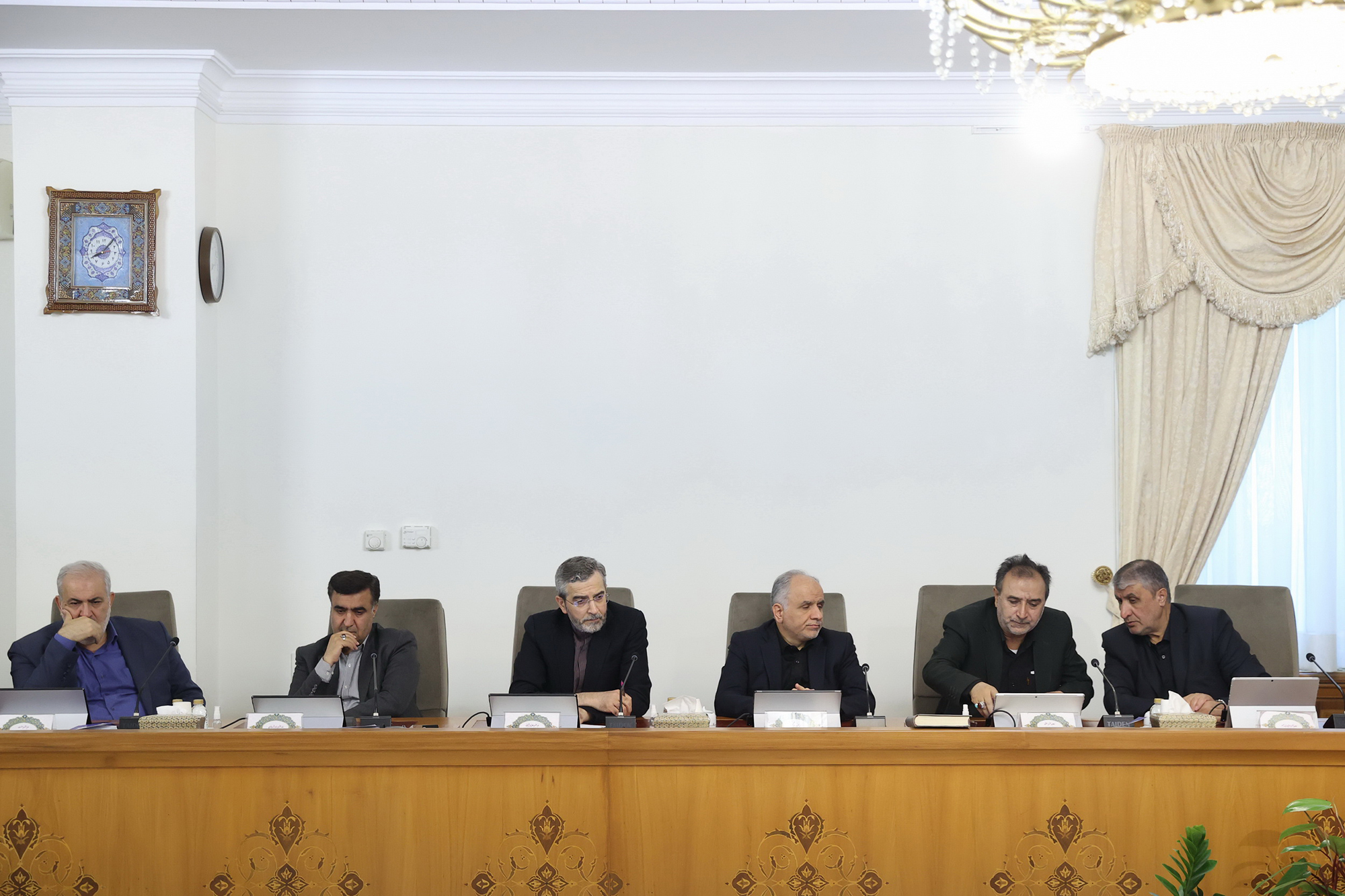 قاب عکس ابراهیم رئیسی و حسین امیرعبداللهیان در جلسه هیأت دولت + عکس 3