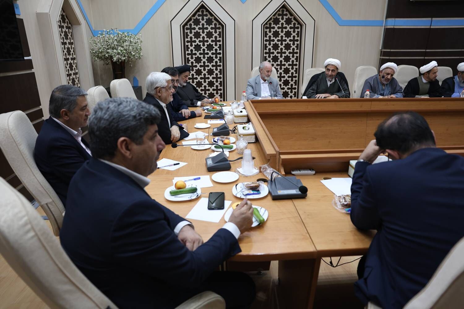 عارف: برخی می گویند دولت چهاردهم بدشانس است، بنده قبول ندارم/ رئیس‌جمهور به شعار وفاق اعتقاد قلبی دارد/ گرانی اکنون یک واقعیت است