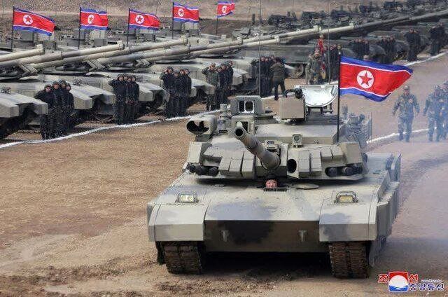 عکس | تصاویری از رهبر کره شمالی و سربازان در هنگام تمرین برای جنگ