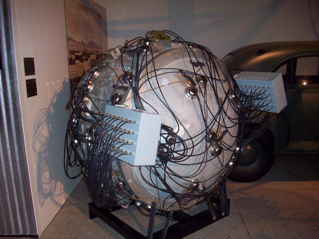 شکل عجیب نخستین بمب اتمی جهان که در آمریکا منفجر شد/ عکس