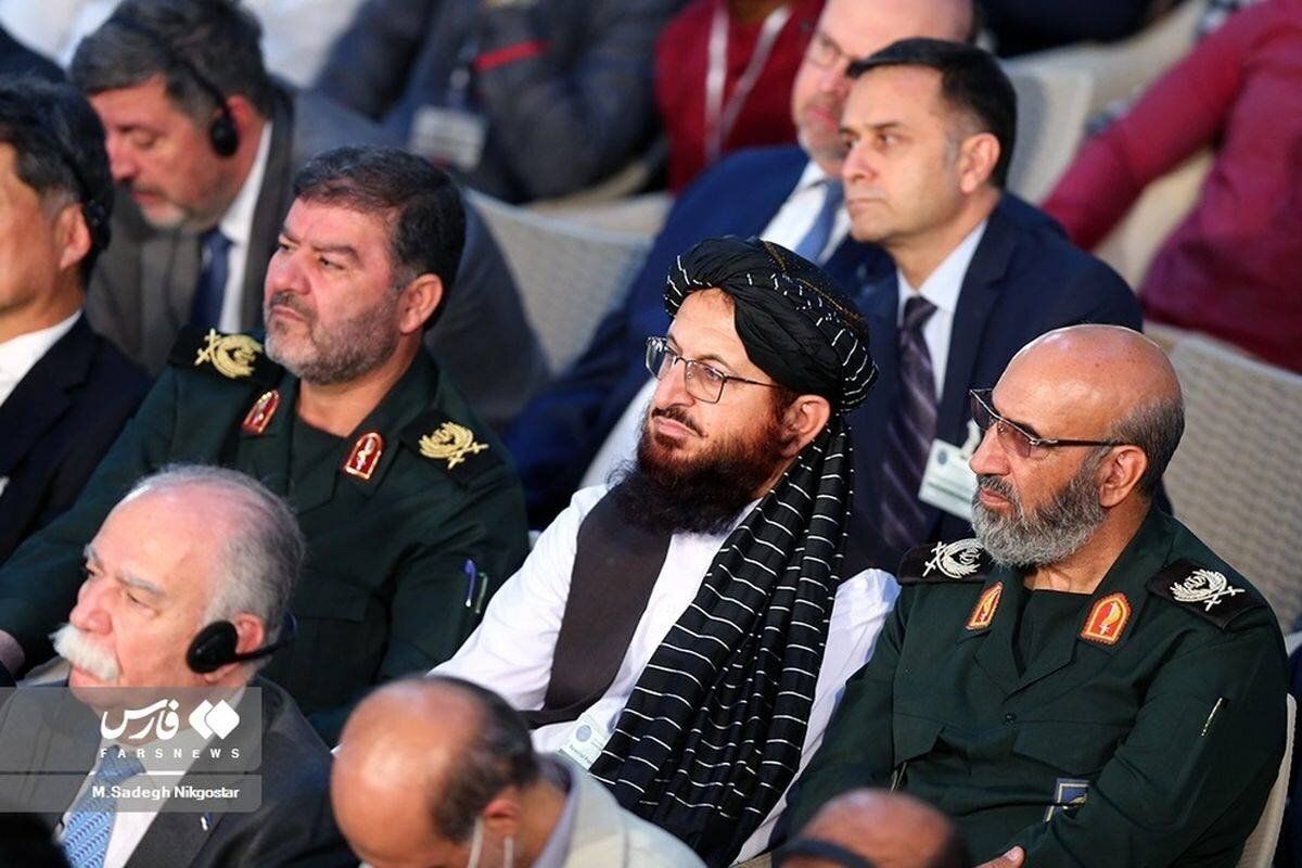 هم‌نشینی طالبان با نظامیان ایران در مراسم سالگرد ارتحال امام 