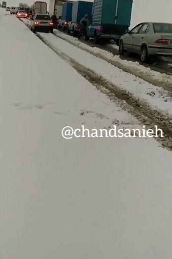 گرفتار شدن مسافران در جاده برفی این استان/ عکس