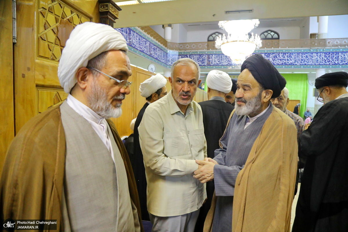 عکسی از تیپ عجیب وزیر خاتمی در مراسم ختم مادرش 2