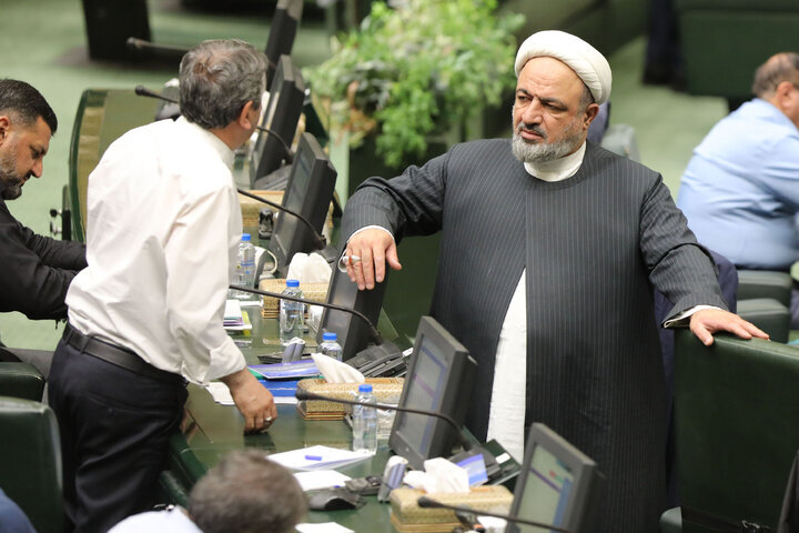 تصویری جالب از سلام نظامی یک نماینده در مجلس + عکس 4