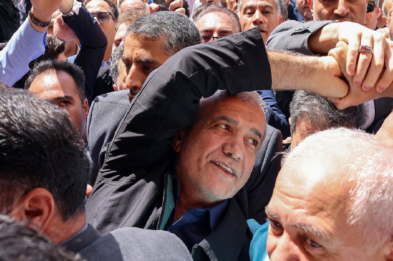صراحت پزشکیان مزیتی کمیاب است اما.../ درد را بگو، نسخه را هم روی میز بگذار@