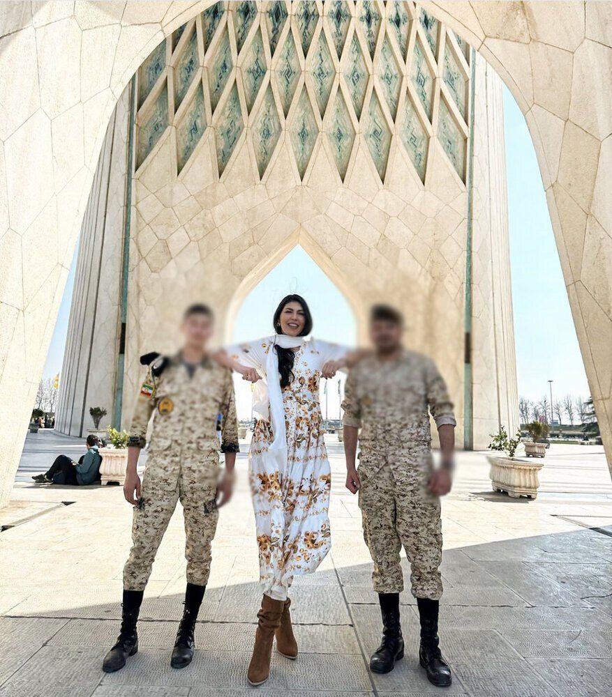 عکس جنجالی گردشگر زن روسی در میدان آزادی / عکس