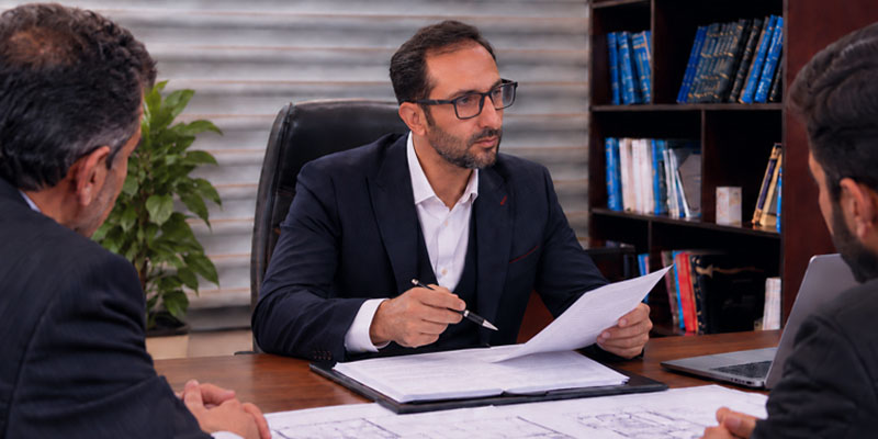 محسن قربانی در حال بررسی قرارداد مشارکت در ساخت