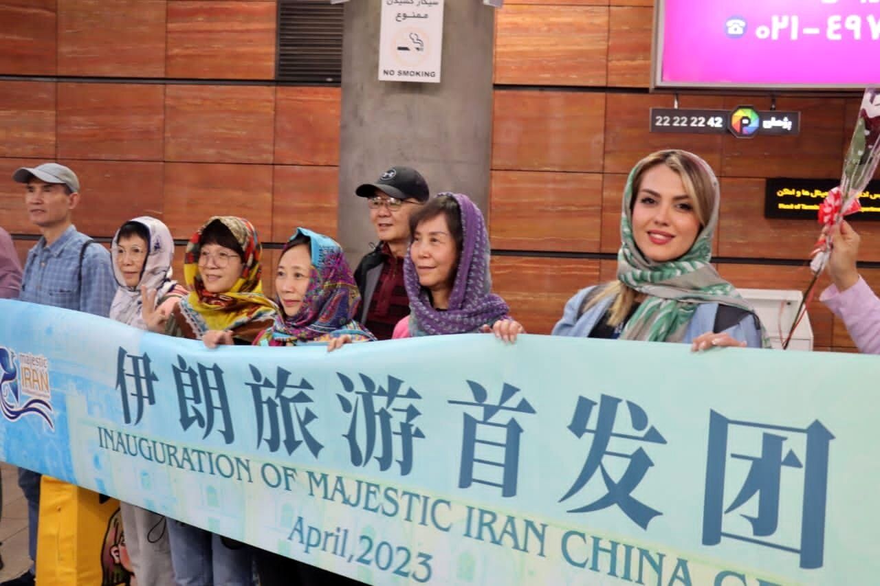 عکس دیپلمات چینی از ورود «گردشگران چینی با حجاب » به ایران! 