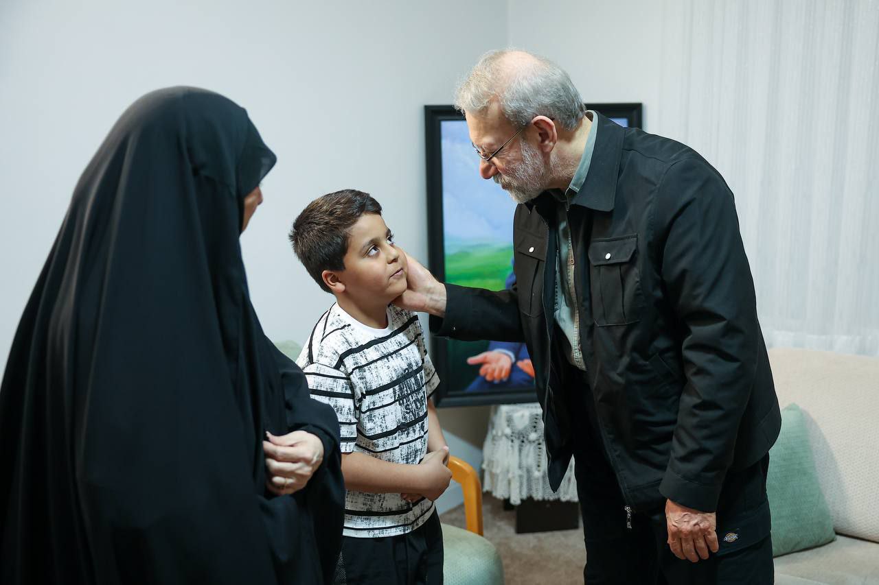 تصاویری از دیدار لاریجانی با خانواده شهید ایزدی + فیلم 8