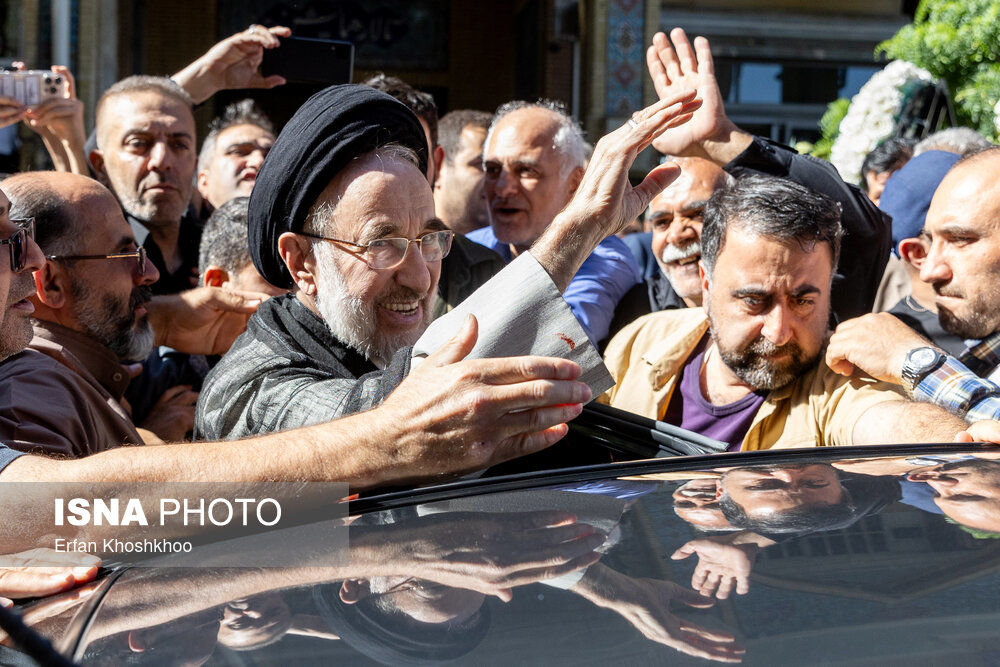 چهره خندان ظریف شکار دوربین ها شد/ یوسف پزشکیان در آغوش سید محمد خاتمی/ مهدی هاشمی و جهانگیری هم بودند+ تصاویر